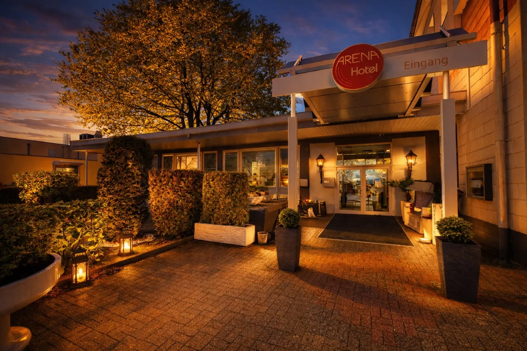 Eingang des Arena Hotels am Abend